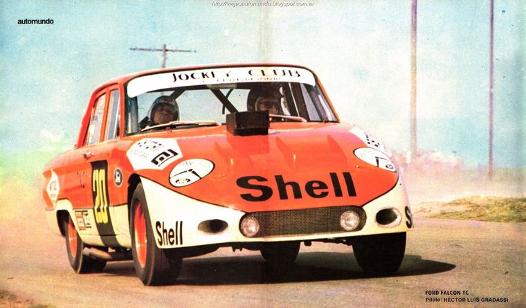 FOTO: Gradassi y su Ford de TC patrocinado por Shell en 1971.