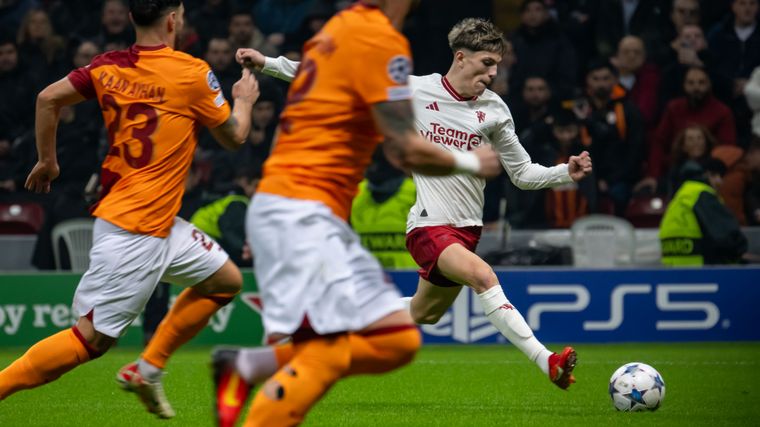 Garnacho remata de zurda y abre el marcador para el United. (Foto: @ManUtd_Es)