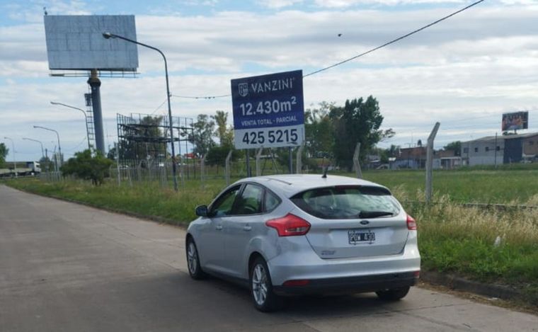 Asesinaron a una mujer sobre un remis en zona oeste