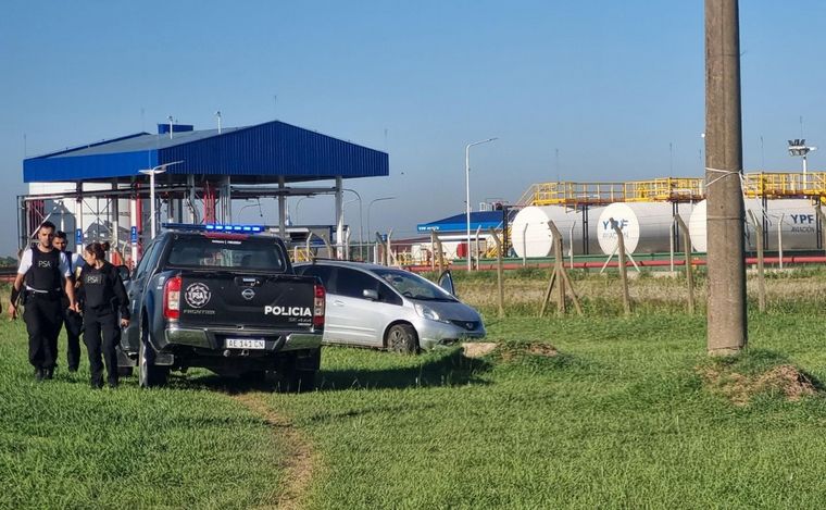 El Honda Fit quedó ubicado en el pasto tras perder el control.