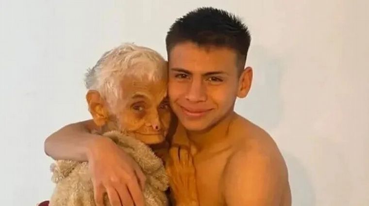 FOTO: Claudio Echeverri junto con su abuela Dolores
