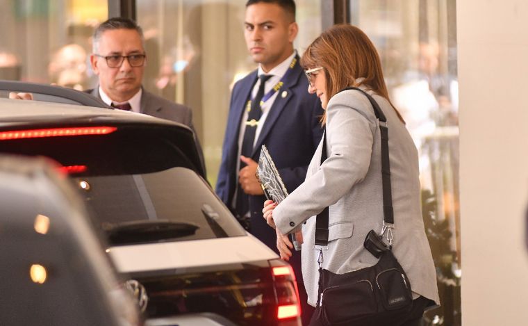 FOTO: Patricia Bullrich sale del hotel Libertador tras terminar su encuentro con Milei.