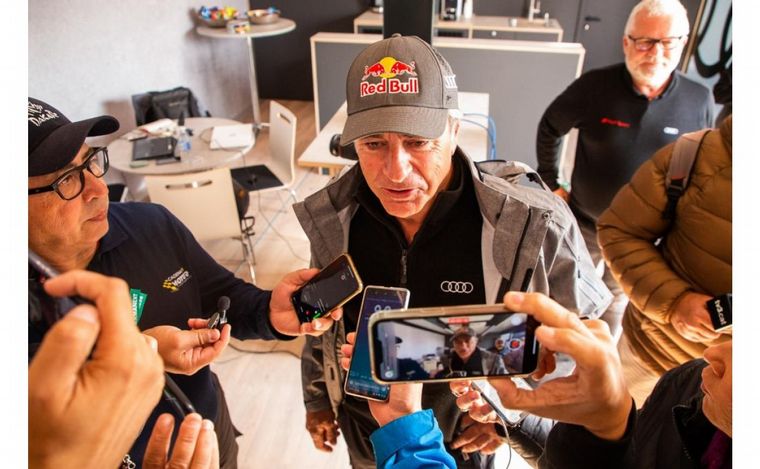 FOTO: Carlos Sainz con C3M en rueda de prensa del Dakar 2023 Arabia Saudita