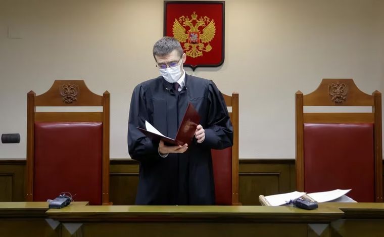 El juez ruso Oleg Nefedov anuncia la decisión de prohibir el movimiento LGBT.