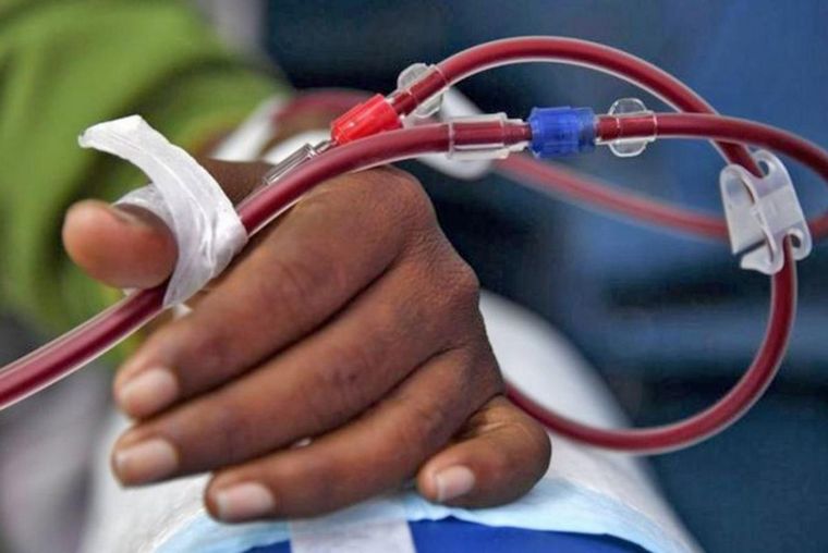 Hay 30 mil pacientes en riesgo por la falta de insumos importados para diálisis.