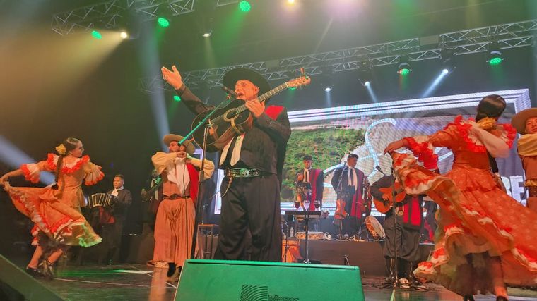 FOTO: “Chaqueño” Palavecino celebra 40 años en la música con un gran show en Córdoba