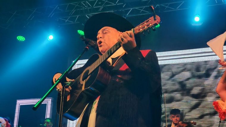 FOTO: “Chaqueño” Palavecino celebra 40 años en la música con un gran show en Córdoba