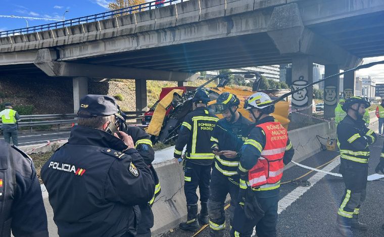 Tres heridos tras la caída de un helicóptero en Madrid. (Foto: Emergencias Madrid)