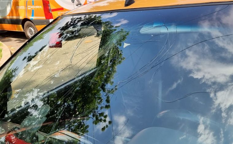 FOTO: Un taxista se descompuso y chocó a un auto estacionado