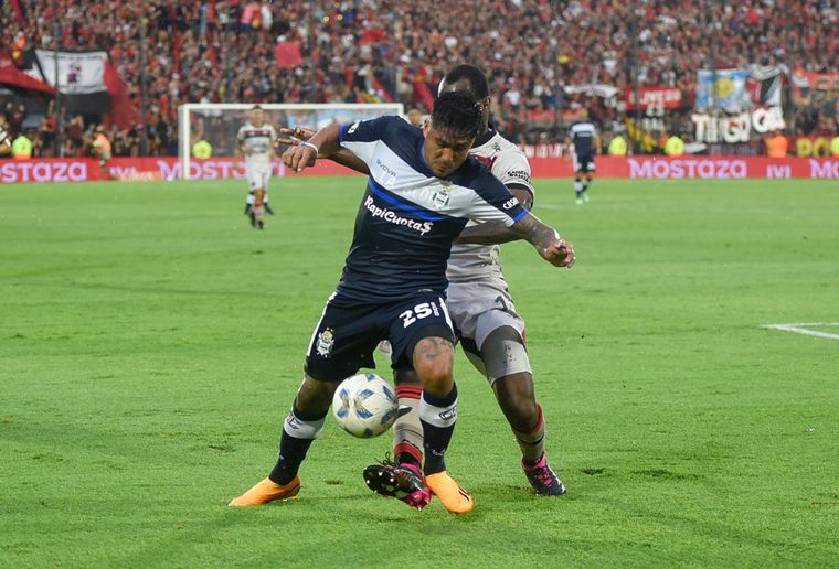 Gimnasia y Colón disputan el descenso