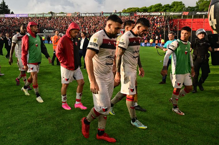 FOTO: Los jugadores de Colón, con el dolor del descenso a cuestas.