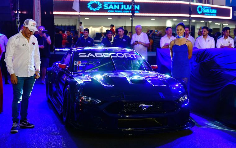 Werner observa el Ford Mustang en San Juan.