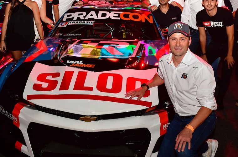 Christian Ledesma con su Chevrllet Camaro en San Juan