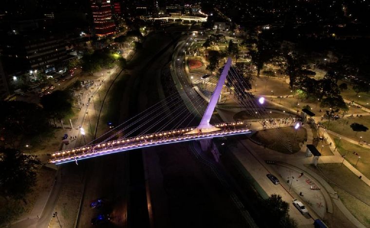 FOTO: El puente que conmemora los 450 años de Córdoba. (Foto: Gobierno de Córdoba)