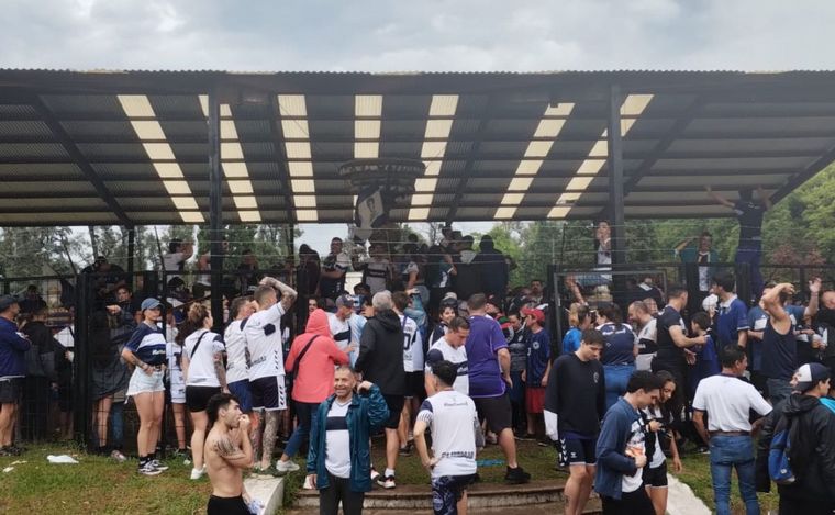 Los hinchas de Gimnasia se treparon a la Fuente de los Españoles