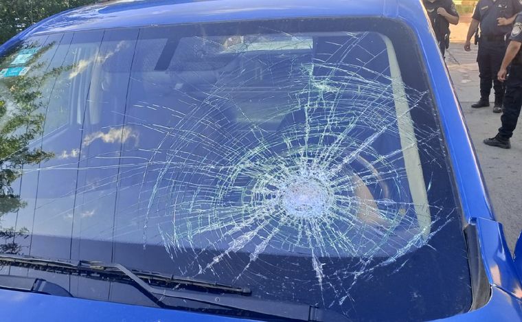 Así quedó uno de los móviles policiales tras el operativo. (Foto: Policía de Córdoba)