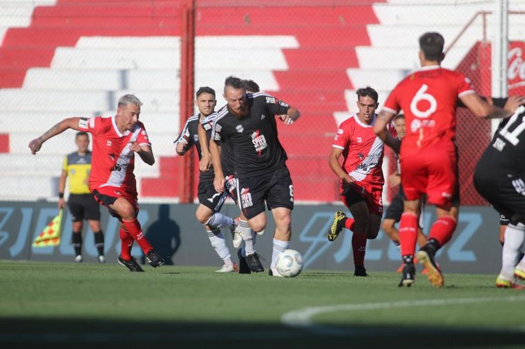 FOTO: Deportivo Maipú y Deportivo Riestra se enfrentan en Alta Córdoba.