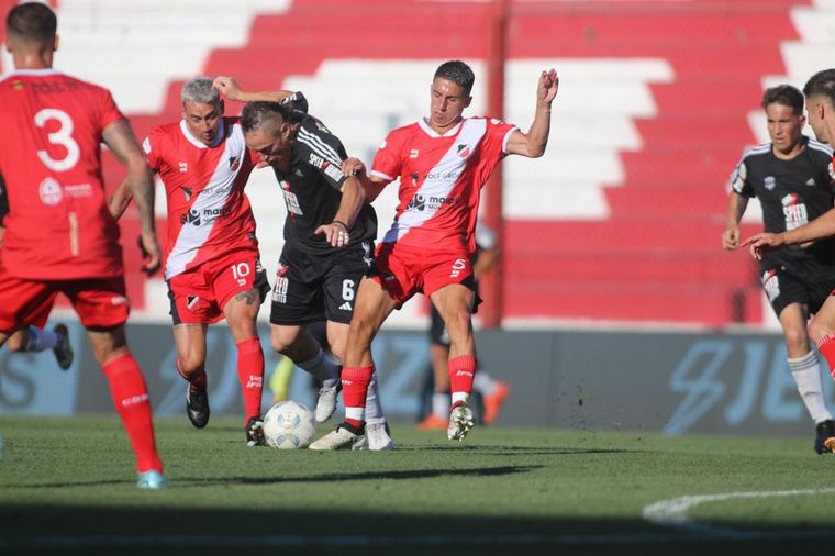 Deportivo Maipú y Deportivo Riestra se enfrentan en Alta Córdoba.