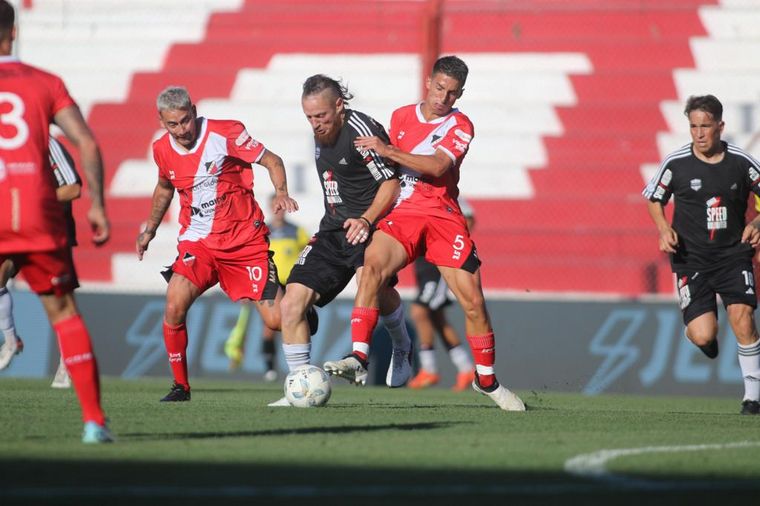 Deportivo Maipú y Deportivo Riestra se enfrentan en Alta Córdoba.