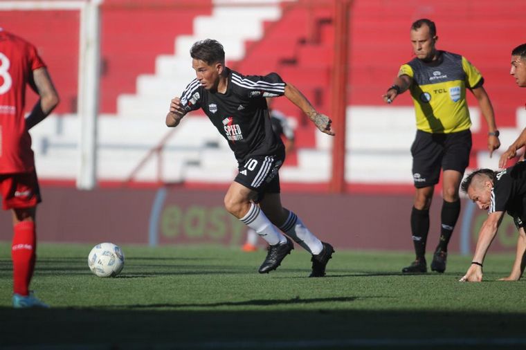 Deportivo Maipú y Deportivo Riestra se enfrentan en Alta Córdoba.