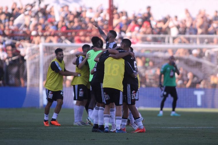 Riestra festeja una gesta histórica. Jugará por primera vez en Primera.