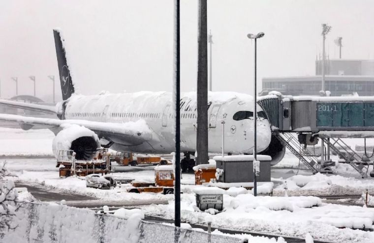 FOTO: Por el intenso frío se congelaron los aviones en Alemania (Foto: Marca)
