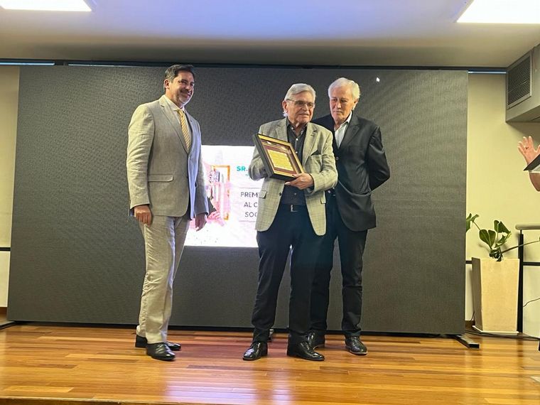 FOTO: El Consejo de Médicos de Córdoba premió a Rony Vargas por su rol en la comunicación.