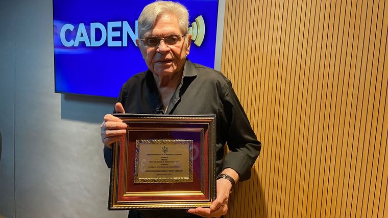 El Consejo de Médicos de Córdoba premió a Rony Vargas por su rol en la comunicación.