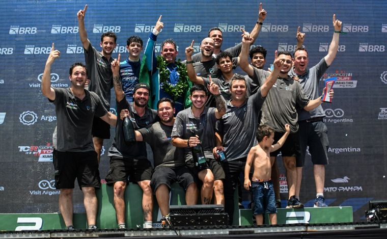 La 'Squadra Martino' en pleno festejando sus tres campeonatos en Cascavel