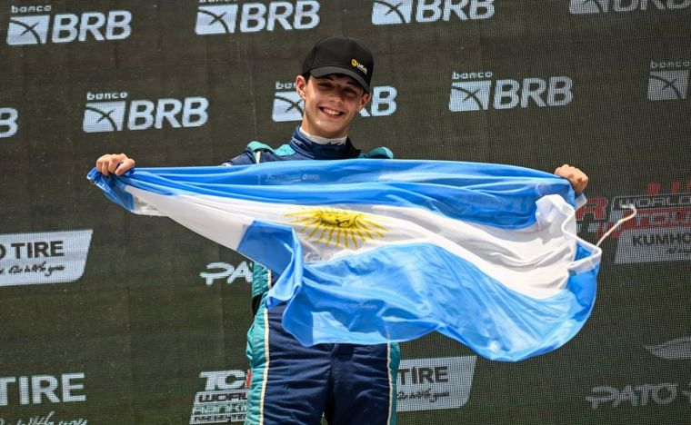 Orgulloso, Montenegro enseña la bandera nacional en el podio