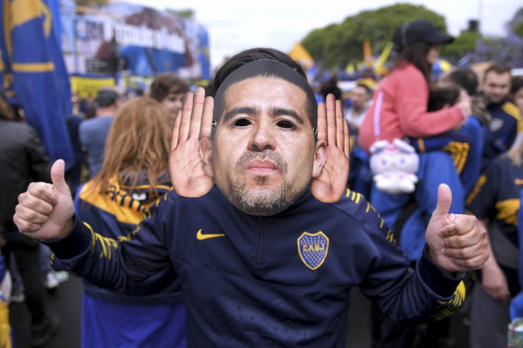 Multitudinario banderazo de los hinchas de Boca pidiendo elecciones.