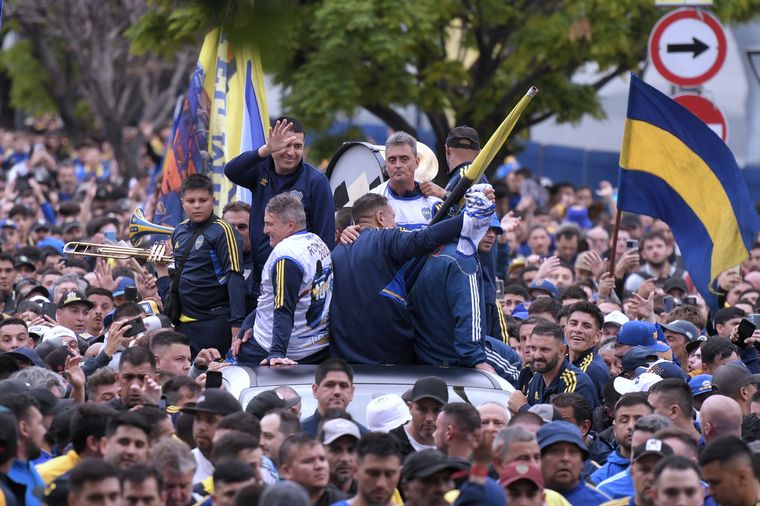 FOTO: Riquelme estuvo presente en el banderazo de los hinchas de Boca.