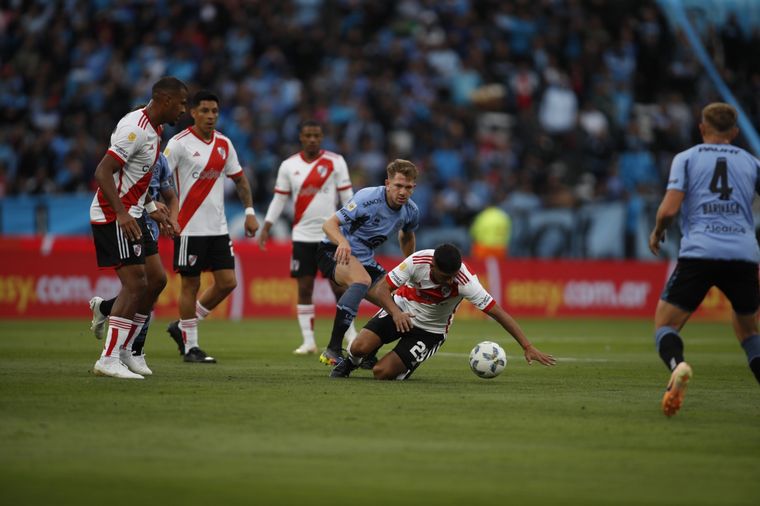Belgrano y River se miden ante una multitud en el Mario Kempes.