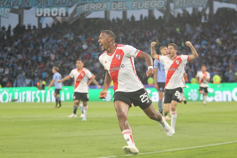 Salomon Rondón festeja el primer tanto de River ante Belgrano. 