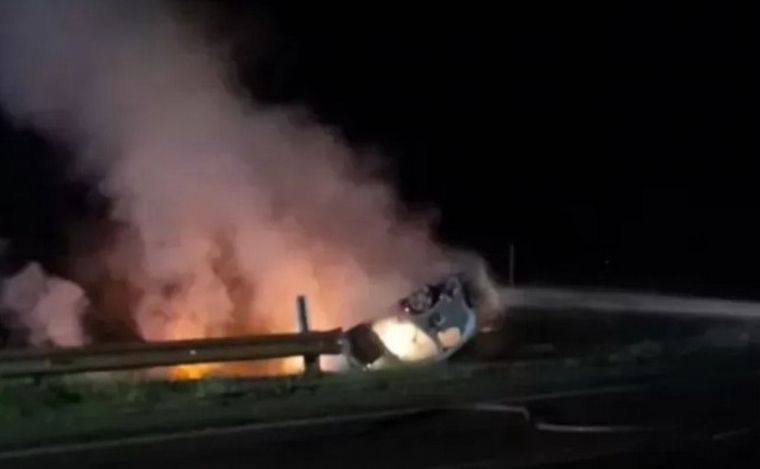 El auto se prendió fuego tras el vuelco (Foto: gentileza Leguas).