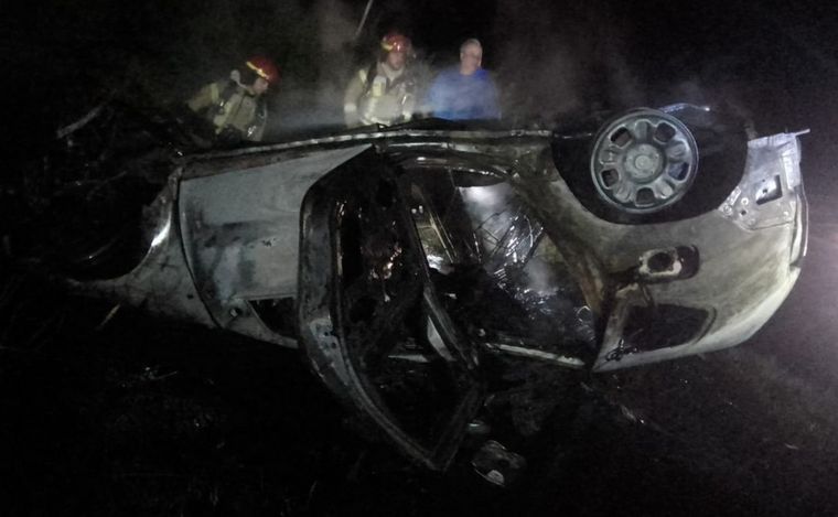 FOTO: El vehículo en el que viajaban los fallecidos, completamente incendiado.