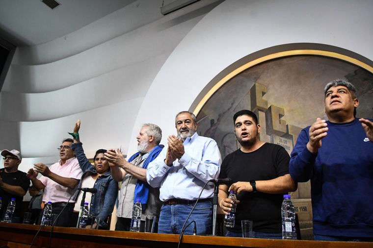 Los líderes de la CGT recibieron a los movimientos sociales. 