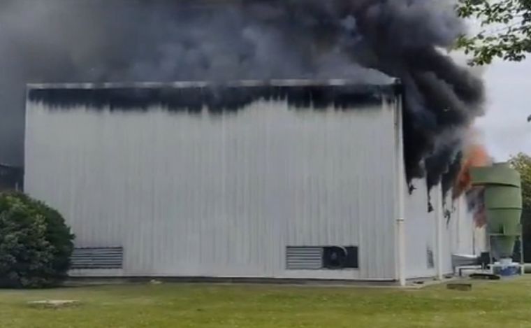 FOTO: Se incendió una fábrica de bañeras en Pilar (Foto: Capturavideo).