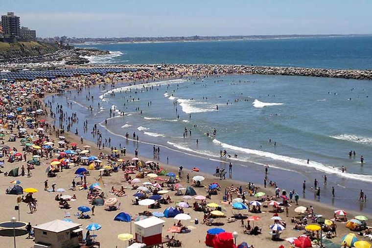 FOTO: No se puede fumar en las playas de Mar del Plata: es ley desde este viernes