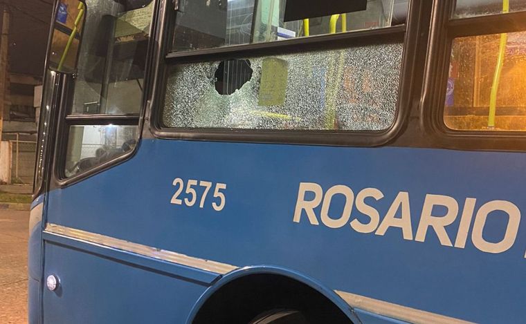 FOTO: El colectivo sufrió la ruptura de varios vidrios.