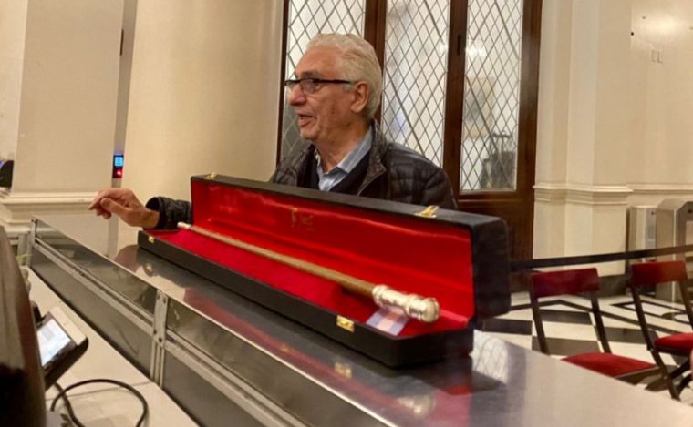 Juan Carlos Pallarois, el orfebre que confeccionó el bastón presidencial.