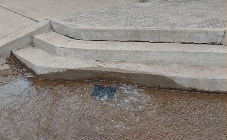 FOTO: Vecinos reclaman pérdida de agua: 