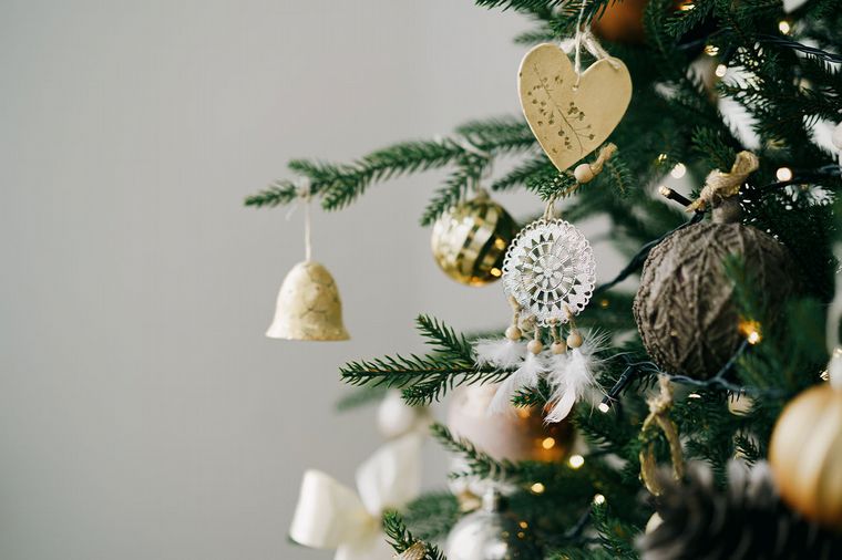 La madera tallada, punto, papel kraft o fieltro dan autenticidad y calidez. Freepik. 