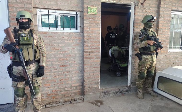 Desarticulan red fraudulenta: presunta influencia de un ruso y estafa millonaria.