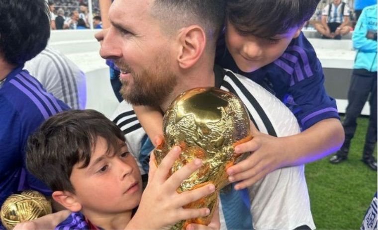 FOTO: Mateo, abrazando la Copa del Mundo con su papá (Foto: @antonelaroccuzzo/archivo)