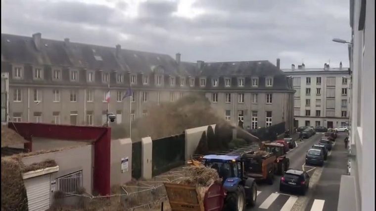 FOTO: Agricultores franceses rociaron con estiércol edificios gubernamentales