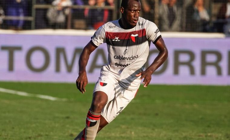 Perlaza, vistiendo la camiseta del