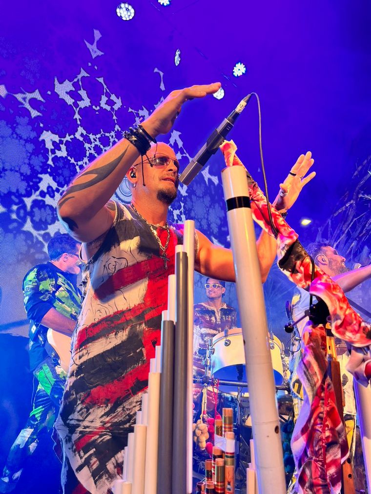 Los Tekis sorprendieron en “Aldea Antigua”: deleitaron al público y la audiencia