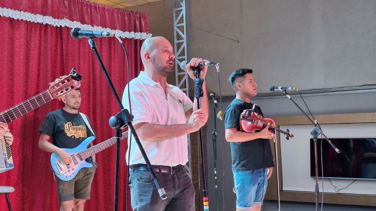 Cinco Sentidos llenó de música El Nuevo Aljibe en una gran noche de peña