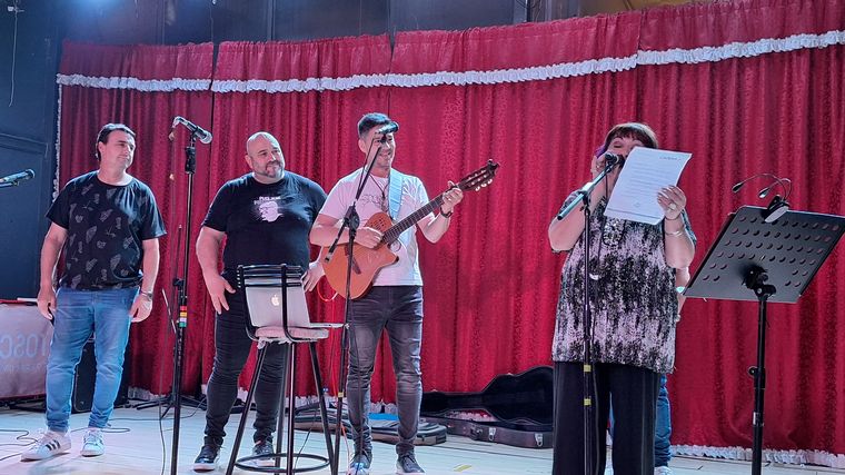 Cinco Sentidos llenó de música El Nuevo Aljibe en una gran noche de peña